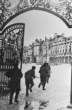 itsjohnsen:  Soviet soldiers fight on the grounds of Catherine