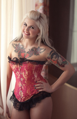 steelboneddiva:  A Fashion corset, but the model is so cute.