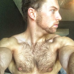 Mmmm.. Would love to suck on his nipples