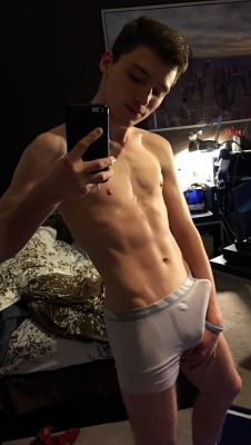 i-lads:  Teen selfie bulge