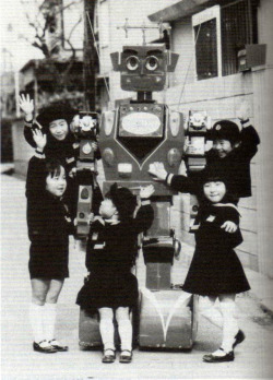 taishou-kun:  Mr. Kuro 九郎 the Robot with friends – 1970