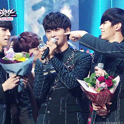 yixingsosweet:   Chen and D.O. comforting a tearful Leo for VIXX's