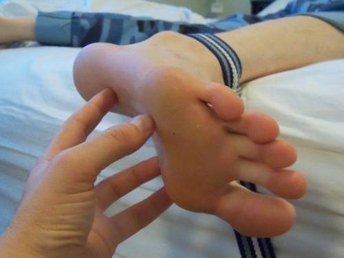 tfootielover:  i-feetboy:  hummm  i don’t like binding them .. its fun enough to chase them feet all over the bed to tickle them … this foot and toes are so fucking hot ..i want it nom noms  