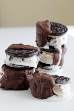 do-not-touch-my-food:  Chocolate Dipped Oreo Ice Cream Sandwich