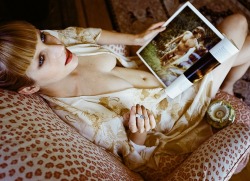 schoneseele:  Vee Laroche reading Viva magazine by Darren Ankenman