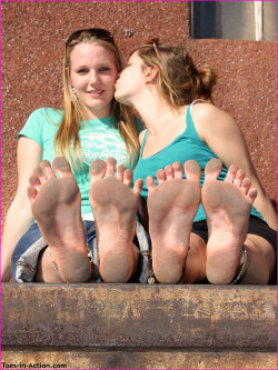 mostlyfemalefeet:  Let’s see some tongue!! 