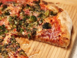 foodffs:  Caramelized Broccoli and Red Onion Pizza Really nice