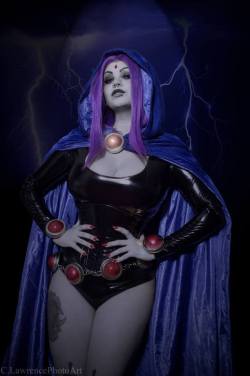 hot-cosplay-babes:  Raven Teen Titans (@SlashKitty) http://tiny.cc/fa3cny