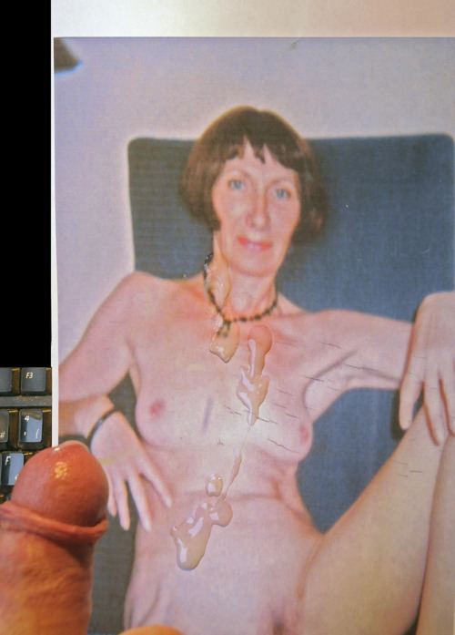 frenchtribute:  Ejac pour une vieille salope 