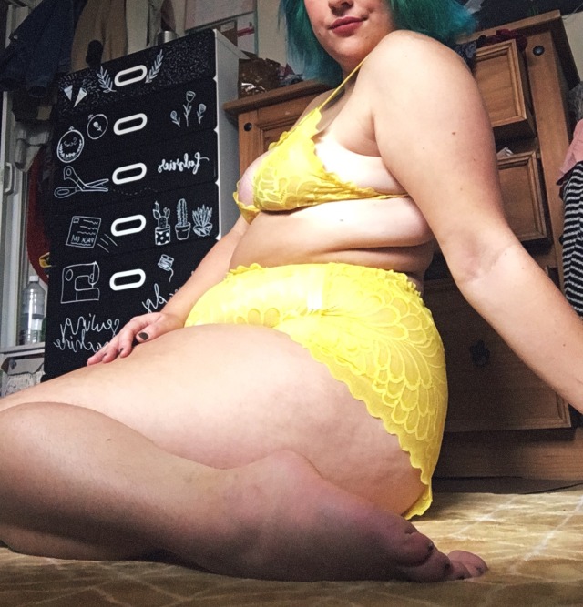 cutiebooty-tummyloving:Chunky yet funky 