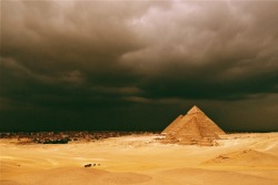 thoughtsforbees:   A storm brews over the Pyramids of Giza. 