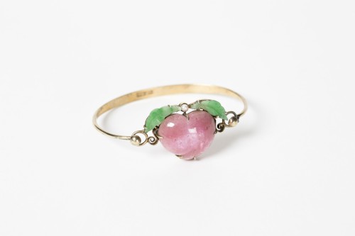 thatsbutterbaby: Bracelet à décor d'une pêche, Chine.  Tourmaline,