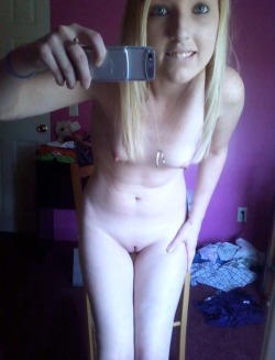teen-selfies-and-mirror-shots:  Look at that perfect, tight,