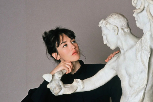 clipout:  Isabelle Adjani looking at a sculpture “Perseus and