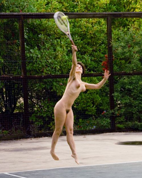 nakedexercise:  pegeha:  Pegeha gefÃ¤llt das Bild  Naked tennis.