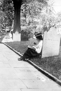 Midday in St. Paul’s churchyard, New York, early 1910s.