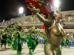 carnavalkardashiansdafolia:  negra gata pintando na avenia 