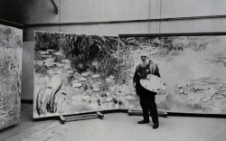  Claude Monet in his studio 