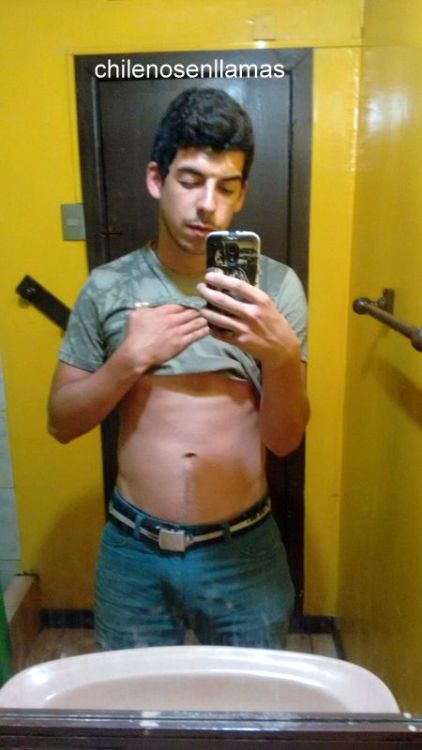 chilenosenllamas:  Víctor D. 20 años. Santiago. Que verga!