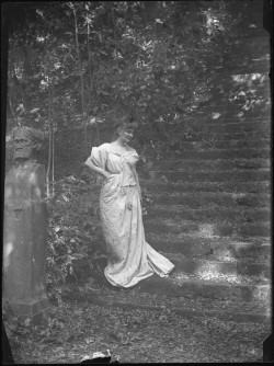 Eléonore d’Uckermann vétue en vestale posant dans les escaliers