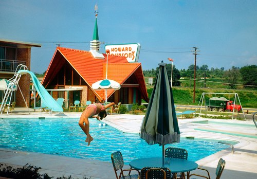 retropopcult:Poolside at a Howard Johnson’s Motor Lodge in