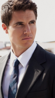 dobrevwallpapers:  ROBBIE AMELL LOCKSCREEN/WALLPAPER Like/reblog