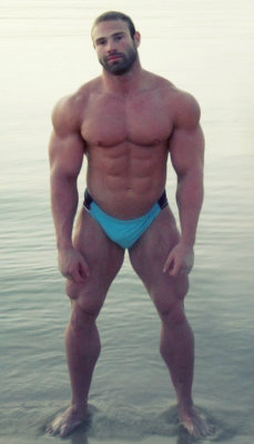 Handsome, tons of muscle, and a bulge - WOOF