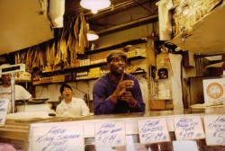 shawn kemp flinging fish at pike place market shouts to @mfastow aka young michael mcdonald