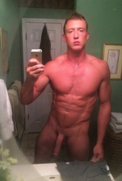 guysandtheirsmartphones:  Muscled and hung