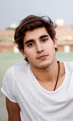male-and-others-drugs:  Henry Zaga