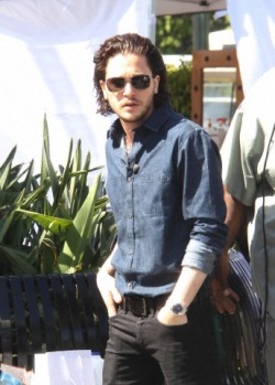 kit-harington-fans:  Kit filming Extra with Mario Lopez to promote