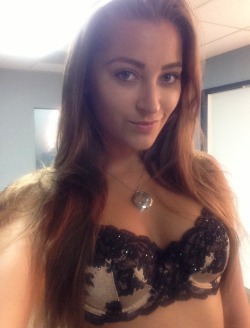 missdanidaniels:  Cum watch me at 4pm on @wildoncam