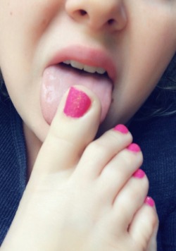 kissabletoes:  Sometimes they look so good I can’t even resist