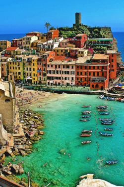 italian-luxury:  Vernazza Beach, Italia