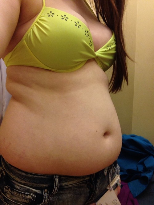 stuffedbellygirl:  Didn’t I used to fit into this size? lol not anymore I guess… Reppin that winter weight 