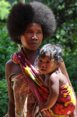bergamotandrose:  distant-relatives-blog:  The Batek (or Bateq) are an indigenous people (currently numbering about 1,516) who live in the rainforest of peninsular Malaysia. As a result of encroachment, they now primarily inhabit the Taman Negara