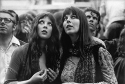thisaintnomuddclub: Two hippy girls listen to the British band