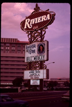 indypendent-thinking:  Las Vegas, 1970s (via http://www.flickr.com/photos/chanadaal/4052104438/)