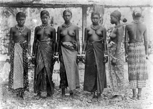 Indonesian women in the early 1900s, via Island Mix.