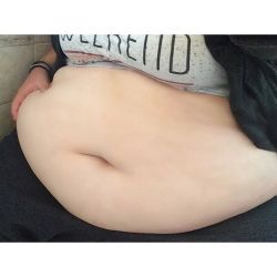 newbie-feedie:  look how tall my hand looks compared to my tummy