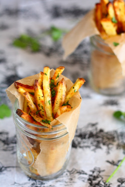 vegan-yums:  Baked garlic cilantro fries / Recipe   Yummm