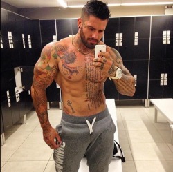 puphawaii:  sexymenandgayporn:More sexy tattooed guys   bone-up!