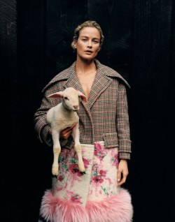 lxst-nxght:Carolyn Murphy / Vogue US September 2017