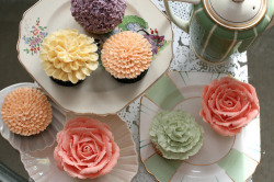 thecupcakemaniac:  Flower Cupcakes