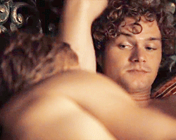 famousmeat:  Will Tudor & Finn Jones kiss naked in Game of Thrones Season 5’s leaked premiere