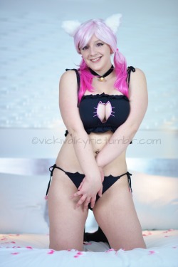 vicki-valkyrie:  It’s a catgirl in cat keyhole lingerie! Catseption!