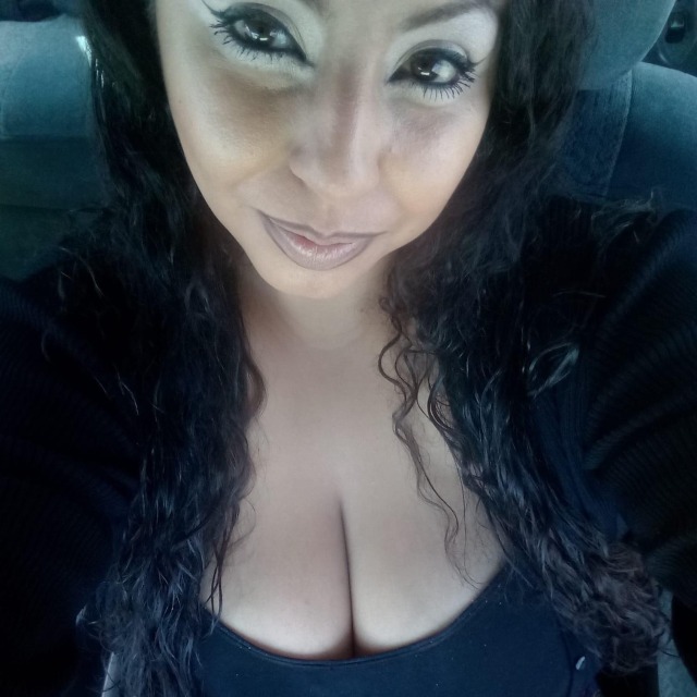 roejose:Sexy hyna from el chuco showing off 