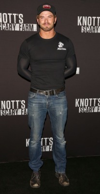 vjbrendan:    Kellan Lutz at Knott’s Scary Farm  http://www.vjbrendan.com/2016/10/kellan-lutz-at-knotts-scary-farm.html