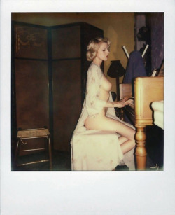 beforethecolon: Perfect piano posture. From alt.binaries.pictures.erotica.vintage.