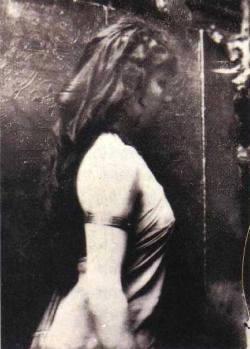 Camille Claudel fotografata da Auguste Rodin.